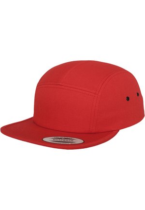 Căciulă roșie snapback cu margine dreaptă, confecționată dintr-un material texturat. Prezintă panouri cusute și un eticheta circulară cu logo pe față.