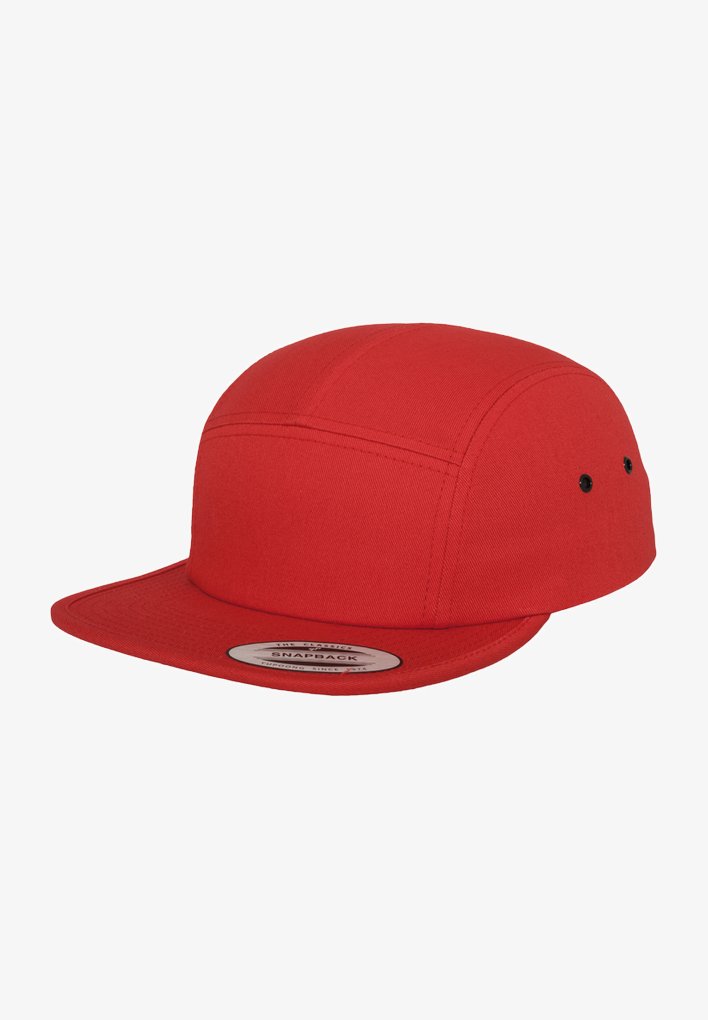 Rote Snapback-Kappe mit flachem Schirm, aus strukturiertem Stoff. Verfügt über genähte Paneele und ein runde Logolabel auf der Vorderseite.