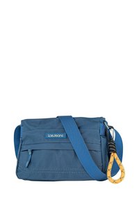 Bolso bandolera de tela azul con correa ajustable, bolsillo con cremallera y un asa texturizada en amarillo y negro unida a la cremallera.