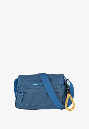 Bolso bandolera de tela azul con correa ajustable, bolsillo con cremallera y un asa texturizada en amarillo y negro unida a la cremallera.