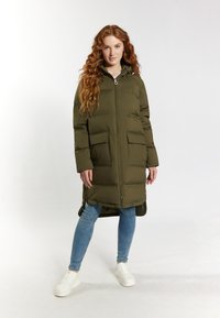 Geacă puffer verde măsliniu, până la genunchi, cu două buzunare frontale și închidere cu fermoar. Material texturat cu glugă și manșete elastice.