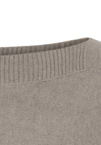 Grå strikket sweater med ribbet halsudskæring, der fremviser en blød tekstur og sømløs design. Stof ser let og let meleret ud.
