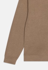 Brązowy sweter z dzianiny z prążkowaną teksturą, długimi rękawami i dopasowanym pasem. Materiał wydaje się miękki i ciepły.