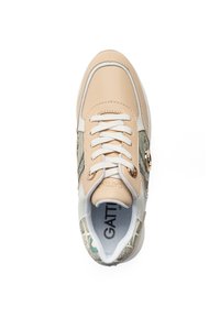 Beige lädersneakers med mönstrad textil på sidorna, vita snörningar och gyllene detaljer. Har en rund tå och vadderad krage.