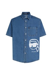Kék denim rövid ujjú ing, mellzsebből, fehér grafikai elemmel, amelyen napszemüveget viselő arc látható, alatta a márkanevével.
