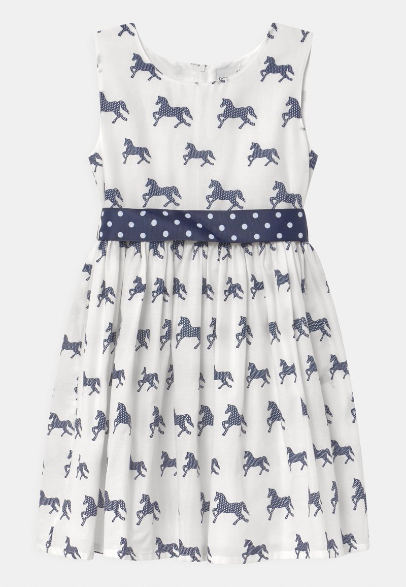 Abito bianco senza maniche con cintura a pois blu navy e motivi di cavalli blu navy distribuiti uniformemente sul tessuto.