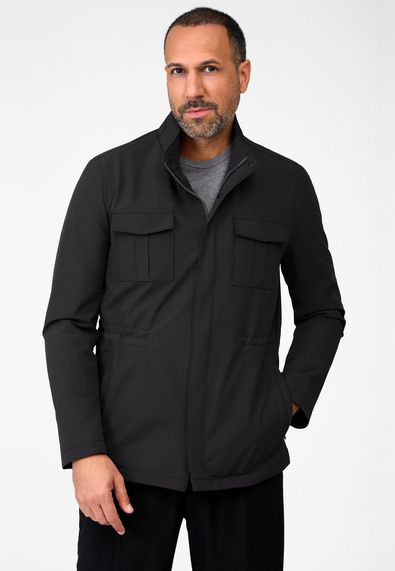 Svart jacka med två frontfickor, dragkedjestängning och ståkrage. Slät textur och slim fit-design.