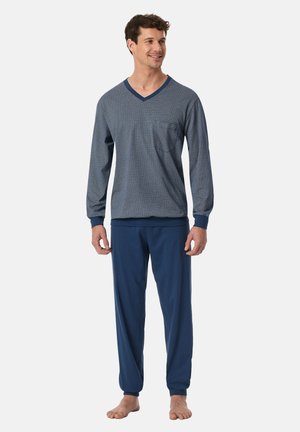 Herren-Loungewear-Set mit einem gemusterten blauen Langarmoberteil mit V-Ausschnitt und einfarbigen blauen Hosen, aus weichem Stoff, in lockerer Passform.