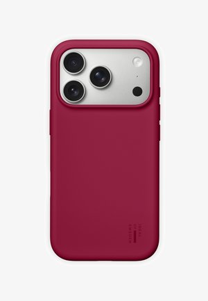 Funda para teléfono de silicona roja con acabado mate, recortes para tres lentes de cámara y bordes elevados para mayor protección.