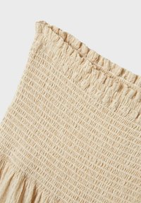 Beige Kleid aus schraffiertem Stoff mit strukturierter Oberfläche und Rüschenausschnitt, das gleichmäßig verteilte, geraffte Abschnitte aufweist.