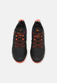 Schwarze Laufschuhe mit strukturiertem Obermaterial, ausgestattet mit leuchtend orangefarbenen Schnürsenkeln und Akzenten. Robuste Gummisohle mit einem Grip-Muster.