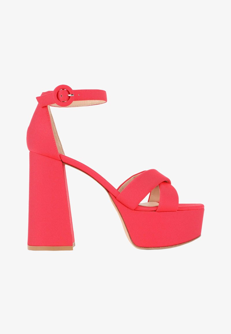 Sandale à talon haut plateforme rouge avec larges brides croisées, bride à la cheville avec boucle ronde et talon bloc épais.