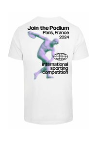 Bílý bavlněný tričko s pixelovanou grafikou postavy v pohybu, textem "Připojte se k Podium Paříž, Francie 2024" a ikonou zeměkoule.