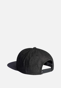 Gorra de denim negro con visera plana, correa ajustable de plástico en la parte trasera y ventilaciones en los lados para transpirabilidad. Tela texturizada.