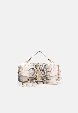 Prostokątna torebka z jasnobeżowym i czarnym wzorem skóry węża, złotym zamkiem, krótkim uchwytem i pasującym paskiem na ramię na białym tle.