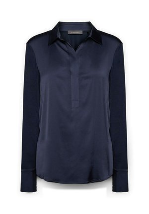 Blusa a maniche lunghe blu navy realizzata in tessuto satinato morbido, con colletto a punta e mezza pattina senza decorazioni visibili.