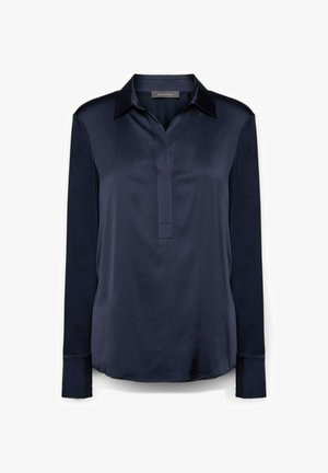 Blusa a maniche lunghe blu navy realizzata in tessuto satinato morbido, con colletto a punta e mezza pattina senza decorazioni visibili.