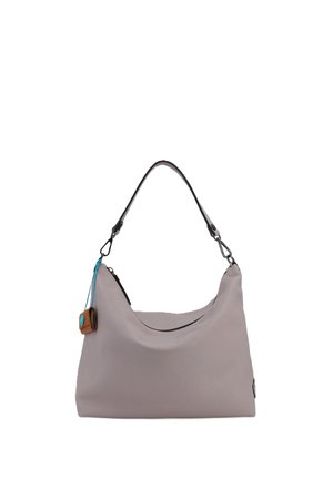 Borsa a tracolla in pelle morbida color lavanda con tracolla nera e piccolo accessorio marrone attaccato con un cordino blu.