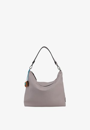 Borsa a tracolla in pelle morbida color lavanda con tracolla nera e piccolo accessorio marrone attaccato con un cordino blu.