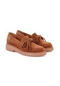 Bruine suède loafers met een ronde neus, decoratieve franjes en een rubberen zool met een gestructureerde afwerking. Accentstrikdetail op de wreef.