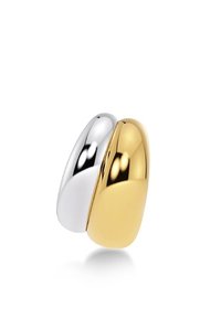 Två släta, rundade ringar i silver och guld med en polerad, reflekterande yta och en sömlös design.