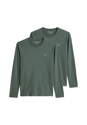 To ensfarvede grønne langærmede crewneck t-shirts med lille hvidt "M OP" logo på venstre bryst, vist overlappende på hvid baggrund.