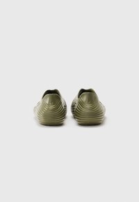 Nike Sportswear REACTX REJUVEN 8 UNISEX - Τσόκαρα - med olive