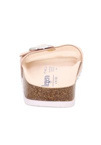 Roze sandaal met een voetbed van kurk, witte rubberen zool en zilverkleurige accenten. Heeft een gestructureerd bovenwerk en een gladde binnenzool met merkopdruk.