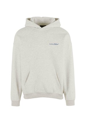 Grijze hoodie met een voorzak, ribboorden aan de mouwen en onderkant; heeft een blauwe tekstlogo aan de linkerzijde. Gemaakt van een zachte katoenmix.