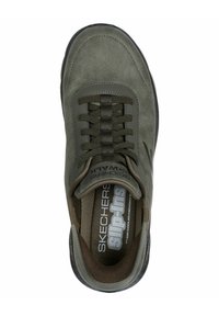 Sneaker verde in suede con punta rotonda, design con lacci e elementi testurizzati. Presenta una soletta imbottita e suola in gomma resistente.