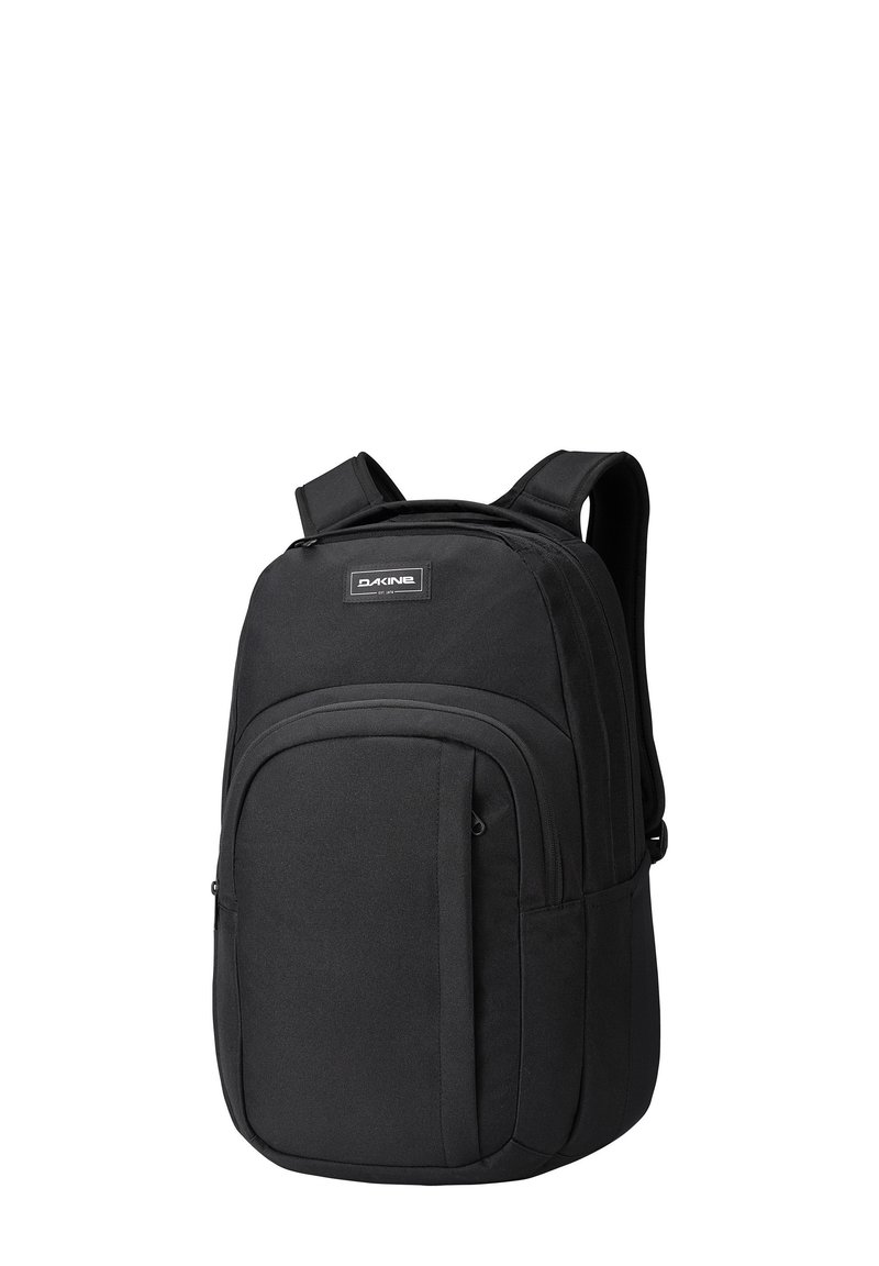 Mochila de tela negra con correas de hombro acolchadas, un compartimento principal y un bolsillo frontal, con una textura suave y un diseño minimalista.