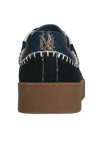 Scarpe in suede navy con tomaia in pelle textured, dettagli cuciti e suola in gomma beige. Presentano un logo dorato sul retro.