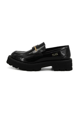Mocassino in pelle verniciata nera con suola in gomma nera spessa, caratterizzato da una fascia decorativa sulla ponte e dettagli di branding in oro.
