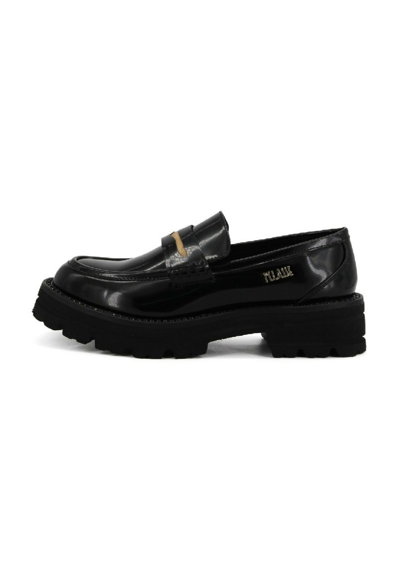 Mocassino in pelle verniciata nera con suola in gomma nera spessa, caratterizzato da una fascia decorativa sulla ponte e dettagli di branding in oro.