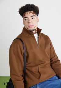 Carhartt WIP CHASE - Sweatshirt - chocolate/gold