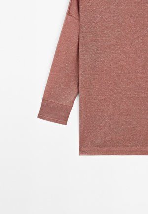 Gebreide trui met lange mouwen in stofroze, met geribbelde manchetten en zoom, afgebeeld tegen een witte achtergrond.