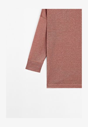 Svetr s dlouhým rukávem v barvě dust rose s žebrovanými manžetami a lemem, zobrazený na bílém pozadí.