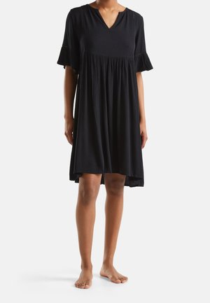 Schwarzes, kurzärmeliges Kleid mit V-Ausschnitt, lockerem Schnitt und gerafftem Rock. Mit Rüschenärmeln und dezenten, strukturierten Details.