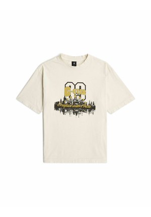 T-shirt beige à manches courtes avec logo G-Star 89, graphique de silhouette de la ville noire et texte jaune "Crafted with Pride" au centre devant.