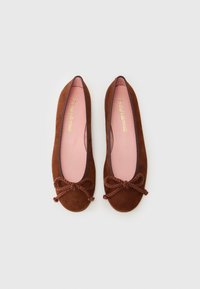 Ballerines en daim marron avec un bout arrondi, doublure rose et un nœud décoratif à l'avant. Design simple et plat sans talon.