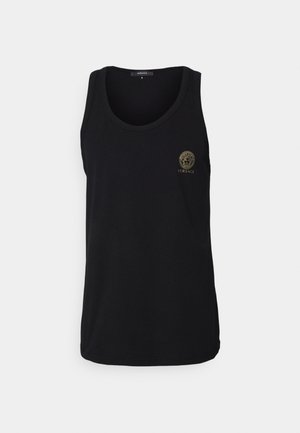 Svart bomullstank topp med rund hals, med en liten gulllogo på brystet. Stoffet er glatt med en klassisk passform.