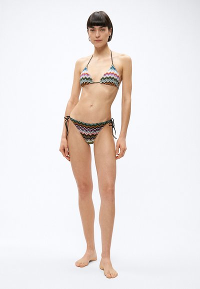 Σετ μπικίνι με ζιγκ-ζαγκ μοτίβο και πολύχρωμες ρίγες. Το πάνω μέρος έχει τριγωνικά μπούστα, ενώ το κάτω μέρος δένει με κορδόνια στο πλάι. Ελαφρύ ύφασμα.