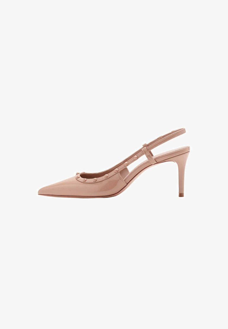 Escarpin slingback en cuir verni nude avec bout pointu, petit talon et bordure décorative le long de l'ouverture.