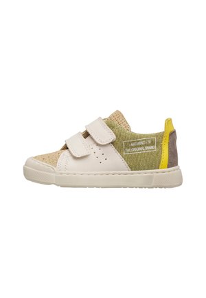 Baskets pour enfant beige et vert avec double scratch blanc, languette jaune au talon et texte "Naturino 74 The Original Brand" sur le côté.