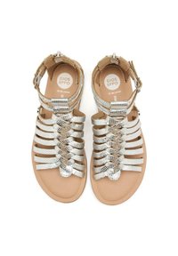 Sandales en cuir argenté avec plusieurs brides croisées, fermeture à boucle à la cheville, semelle intérieure rembourrée et semelle texturée pour une meilleure adhérence.