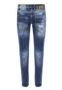 Blaue Denim-Jeans mit einem verwaschenen Finish, ausgestattet mit zwei Gesäßtaschen und einem Markenschild am Bund. Slim-Fit-Design mit sichtbaren Nähten.