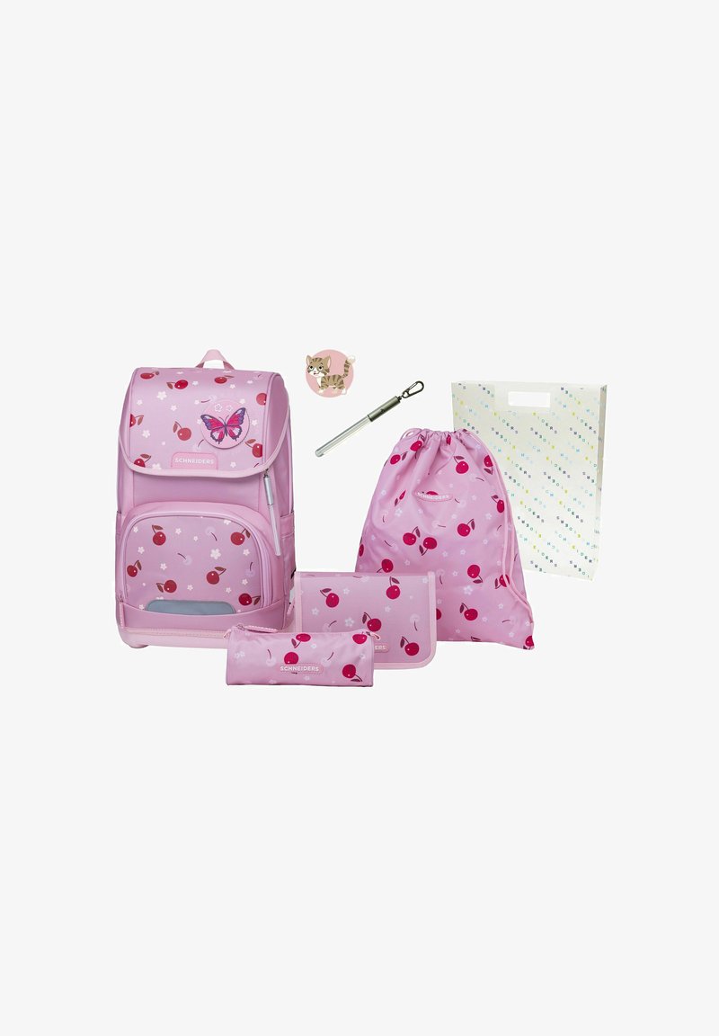 Le set de sac à dos rose comprend un sac à dos principal, un sac à cordon, une trousse à crayons et une pochette plate avec des motifs de cerises et de papillons.