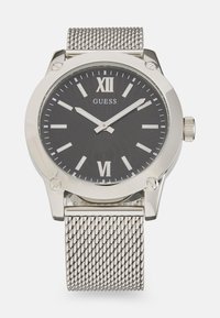 Silbernes Netz-Armband mit schwarzem Ziffernblatt, ausgestattet mit römischen Ziffern bei 12 und 6 sowie einem Gehäuse aus Edelstahl mit glatter Oberfläche.