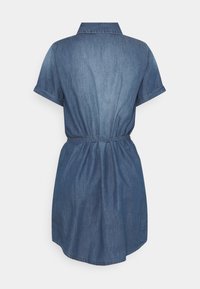 Denim mekko lyhyillä hihoilla, jossa on kaulus ja kuminauhavyö, esitetty takaa valkoista taustaa vasten.