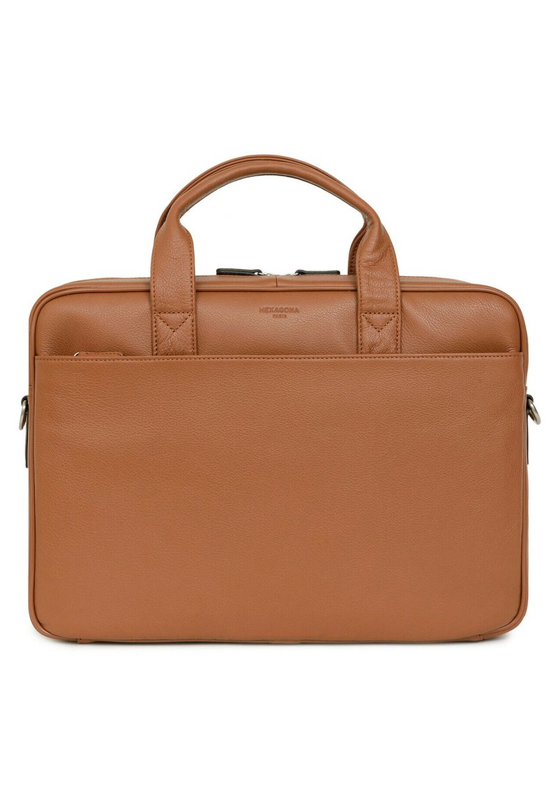 Bruine leren aktetas met twee handvatten aan de bovenkant, rechthoekige vorm, zichtbare stiksels en een rits hoofdcompartiment voor veilige opslag.